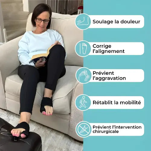Femme assise confortablement portant le correcteur d'hallux valgus au pied droit pendant un moment de détente.